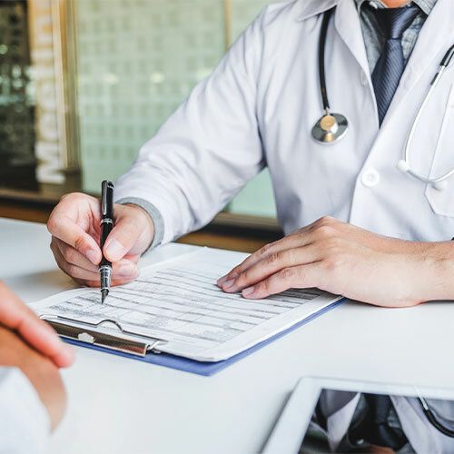 Médecin rédigeant une prescription