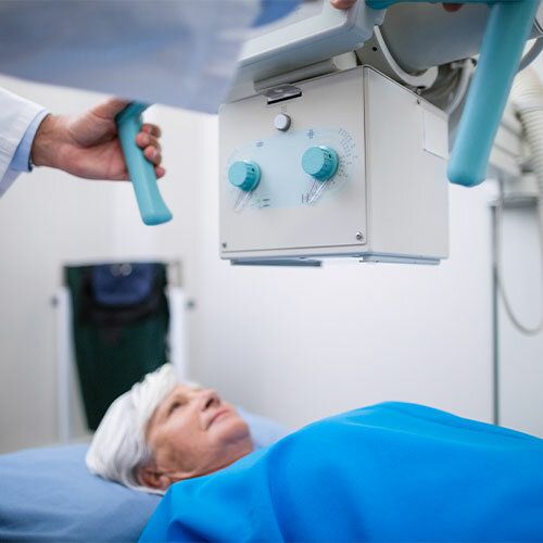 Patient installé pour un examen de radiologie